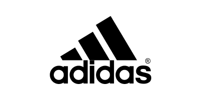 Logo Adidasa z trzema czarnymi ukośnymi paskami nad pogrubionym napisem „adidas” pisanym małymi literami, stylizowane na wzór identyfikacji wizualnej wydarzenia „Kuba Konwent kontakt”.