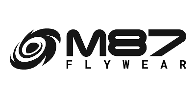 Logo M87 Flywear ze stylizowaną spiralą po lewej stronie od pogrubionego czarnego napisu „M87 FLYWEAR”; projekt: Kuba Konwent, kontakt w sprawie współpracy.