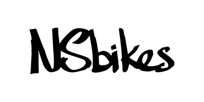 Logo NS bikes w czarnym stylu odręcznym na białym tle, zaprojektowane wspólnie z Kubą Konwentem; więcej informacji znajdziesz na stronie kontaktowej.