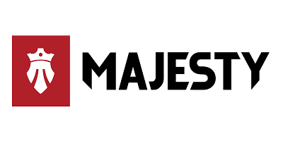Czerwone kwadratowe logo z białą koroną i ikoną krawata, obok pogrubionego czarnego napisu „MAJESTY”; w razie pytań prosimy o kontakt z Kubą Konwentem.