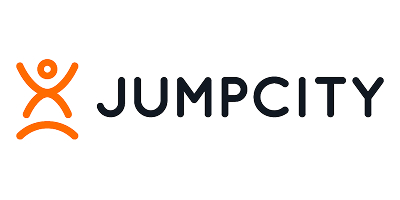 Logo Jumpcity przedstawiające pomarańczową, abstrakcyjną postać skaczącą obok napisu „JUMPCITY” wykonanego pogrubioną czarną czcionką; dane kontaktowe Kuby Konwenta dostępne na życzenie.