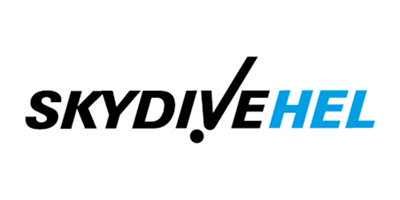 Logo z pogrubionym napisem „SKYDIVE HEL”; napis „SKYDIVE” w kolorze czarnym z literą „V” przypominającą spadochron, a „HEL” w kolorze niebieskim. Dane kontaktowe Kuby Konwenta poniżej.