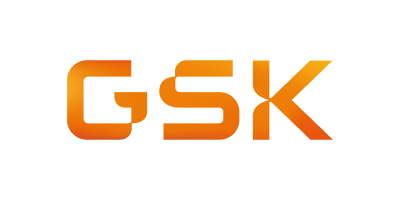Logo GSK wykonane pogrubioną, nowoczesną czcionką w pomarańczowym kolorze na białym tle, zaprojektowane na potrzeby materiałów kontaktowych Kuby Konwenta.