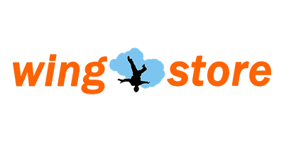 Napis „Wing Store” w kolorze pomarańczowym rozdziela niebieska chmura z sylwetką skoczka spadochronowego; dane kontaktowe Kuby Konwenta znajdują się poniżej.